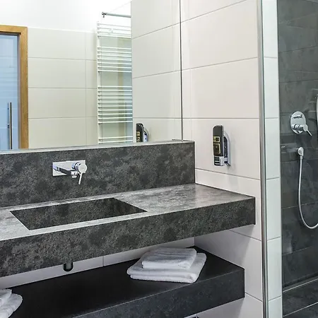 Kreuz Gaestehaus Und Lauchertbar Mit Terrasse בית הארחה Gammertingen